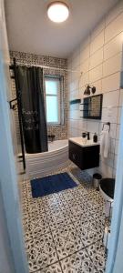 uma casa de banho com uma banheira, um lavatório e um chuveiro em Blanka Villa Wellness Home em Bakonyszentlászló