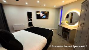 Serenity Apartments Bradford的电视和/或娱乐中心
