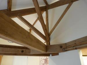 a ceiling in a room with wooden beams at Logis de L'Arceau in Celles