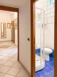 baño con aseo y puerta de cristal en Apartment Il Tettuccio di Valerio, en Roma
