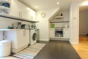 Η κουζίνα ή μικρή κουζίνα στο Fabulous East Finchley