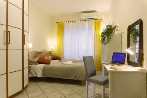 1 dormitorio con 1 cama y escritorio con ordenador portátil en Apartment Il Tettuccio di Valerio, en Roma