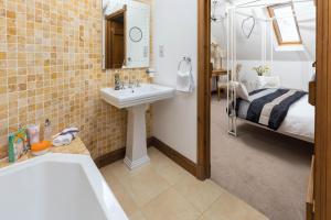 O baie la Little Maunditts Cottage - quiet location in charming Cotswold village +37 fotografii