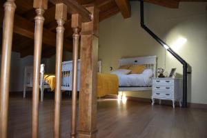 1 dormitorio con 2 camas y suelo de madera en Casa Amarilla Arribes, 