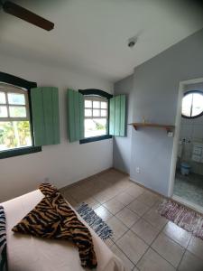 a room with green cabinets and a tiled floor at Hospedagem da Val in Paraty
