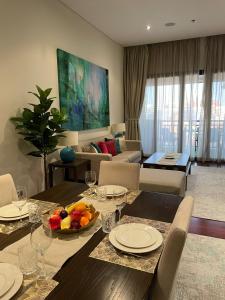 - un salon avec une table et une salle à manger dans l'établissement Luxury 1BR apartment in Anantara Hotel Palm Jumeirah connected Anantara Hotel, à Dubaï
