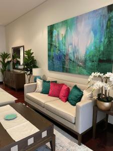- un salon avec un canapé et des oreillers colorés dans l'établissement Luxury 1BR apartment in Anantara Hotel Palm Jumeirah connected Anantara Hotel, à Dubaï