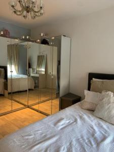 Tempat tidur dalam kamar di Appartement moderne et spacieux proche Paris