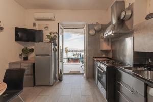 Kuchyň nebo kuchyňský kout v ubytování MareVestrum - incantevole casa con accesso diretto in spiaggia