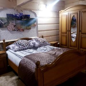 1 dormitorio con 1 cama con almohadas y armario en U Huraja en Groń