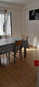 mesa de comedor con 2 sillas y espejo en MyR alojamientos 2 en Ushuaia