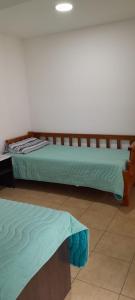 dos camas sentadas una al lado de la otra en una habitación en MyR alojamientos 2 en Ushuaia