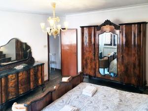 um quarto com uma cama e um espelho grande em CasaGiulietta em Veneza