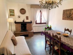 uma sala de jantar com uma mesa e uma lareira em CasaGiulietta em Veneza