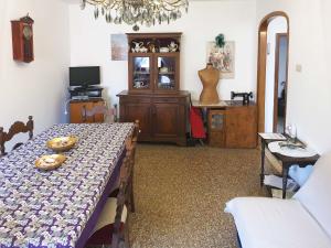 a dining room with a table and a room with a cabinet at CasaGiulietta in Venice