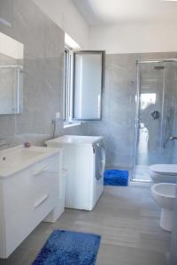 e bagno con lavandino, servizi igienici e doccia. di AA Residence - free private parking a Sarno