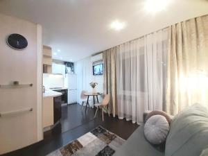 Posezení v ubytování Квартира у ТРЦ Никольский с красивым видом