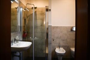 bagno con lavandino, doccia e servizi igienici di La Terrazza sul Tempio a Brindisi