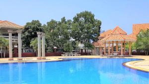 芭達雅南區的住宿－POTTERLAND Luxury Pool Villa Pattaya Walking Street 6 Bedrooms，大楼前的大型游泳池
