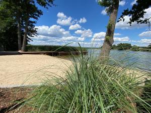 Imagen de la galería de Domek z prywatną plażą, en Radzyń