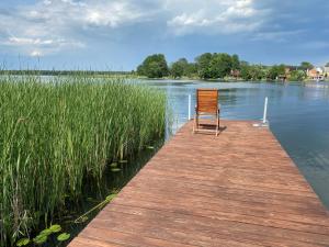 Imagen de la galería de Domek z prywatną plażą, en Radzyń