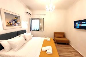 ein kleines Zimmer mit einem Bett und einem Stuhl in der Unterkunft Acropolis Thisio Apartment 2 bedrooms 2 bathrooms in Athen