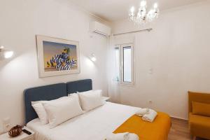 Un dormitorio con una cama y una lámpara de araña. en Acropolis Thisio Apartment 2 bedrooms 2 bathrooms, en Atenas