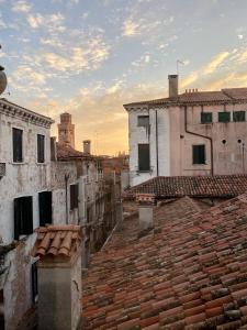 einen Blick auf die Dächer von Gebäuden in einer Stadt in der Unterkunft La Dogaressa Guest House in Venedig