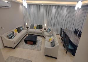 Sala de estar con 2 sofás y mesa en فيلا ضاحية الرمال, en Riad