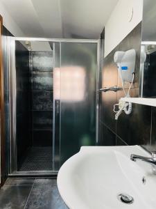 een badkamer met een douche en een witte wastafel bij La Dogaressa Guest House in Venetië