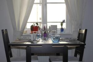 una mesa con vasos y platos y una ventana en APARTMENT - Berlin City Studio, en Berlín