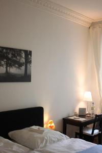 1 dormitorio con 1 cama y escritorio con lámpara en APARTMENT - Berlin City Studio, en Berlín