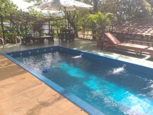 una piscina con 2 personas nadando en el agua en Tinto Hostel, en Barichara