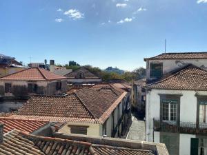 einen Blick über eine Stadt mit Dächern in der Unterkunft Loft Surdo in Funchal