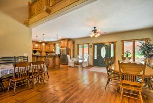 Fotografie z fotogalerie ubytování Tryon House with Hot Tub - Near Equestrian Centers! v destinaci Tryon