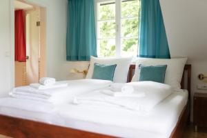 2 Betten in einem Zimmer mit blauen Vorhängen in der Unterkunft Villa Schwertführer in Velden am Wörthersee