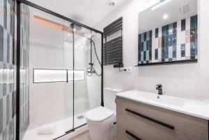 馬德里的住宿－Loft Retiro，浴室配有卫生间、盥洗盆和淋浴。