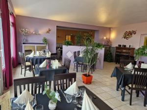 une salle à manger avec des tables et des chaises bleues dans l'établissement Le Gue de Genes, à Ambrieres Les Vallees