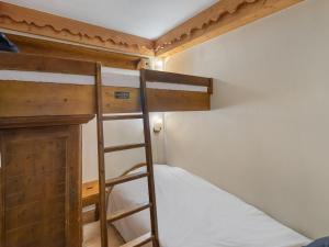 2 literas en una habitación con escalera en Appartement Méribel, 3 pièces, 4 personnes - FR-1-566-57, en Les Allues