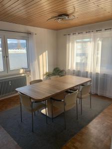 a dining room with a wooden table and chairs at Apartment Heinrich mit Ausstellung E-Rechnung in Heddesheim
