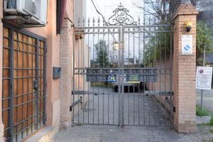 uma entrada para um edifício com um portão de ferro em Nettuno 5 stelle- Appartamento elegante con suite em Bolonha