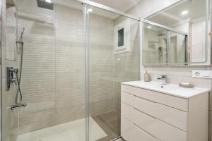 La salle de bains est pourvue d'une douche en verre et d'un lavabo. dans l'établissement Apartamento Welcs EMP-048-con Terraza y Vistas, à Empuriabrava