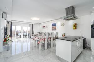 Kuchyňa alebo kuchynka v ubytovaní WELCS APARTAMENTO 048 EMP con Terraza y Vistas