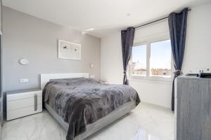 - une chambre blanche avec un lit et une fenêtre dans l'établissement Apartamento Welcs EMP-048-con Terraza y Vistas, à Empuriabrava