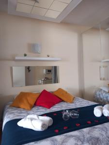 Una cama con toallas y gafas encima. en Teide & Mar Vistas, en Tacoronte