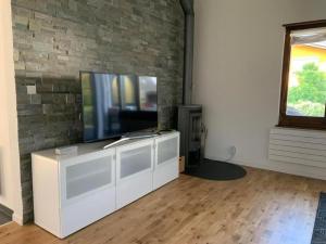 A television and/or entertainment centre at Traumhaftes Ferienhaus in Sessa - Region Lugano Malcantone