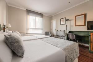 Hotel Rio Badajoz في بطليوس: غرفة نوم بسرير وطاولة بلياردو
