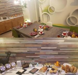 einen Tisch mit verschiedenen Brotsorten und Gebäck in der Unterkunft Suite Privée Bed and Breakfast in Nîmes
