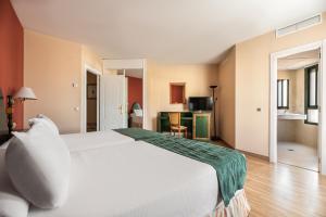 1 dormitorio con 1 cama blanca grande en una habitación en Hotel Rio Badajoz en Badajoz