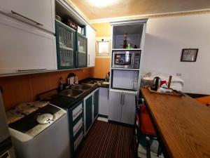 une petite cuisine avec évier et comptoir dans l'établissement Stella Di Mare - Amazing Two Bedrooms Sea View Chalet - Families only, à Ain Sokhna